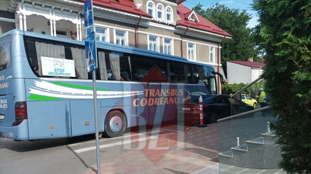 Blocaj în centrul Iașului. Un autocar a blocat circulația din zona Universității de Arte George Enescu - EXCLUSIV/FOTO