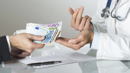 Chirurgul prins în timp ce lua șpagă la Timișoara a fost reținut pentru 24 de ore