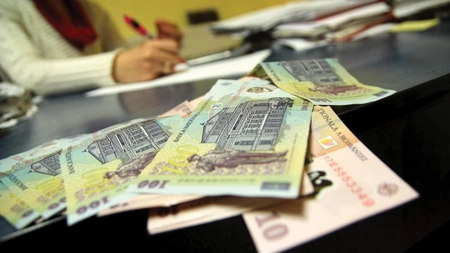 Pensionarii au ajuns să se împrumute la CAR şi de 200 lei pentru a-și plăti facturile la curent și gaze