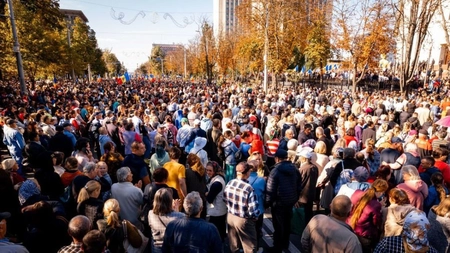 Mai mulți oameni au ieșit în stradă la protest în Chișinău - FOTO