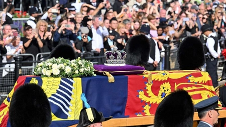 Zeci de mii de oameni își iau rămas bun de la Regina Elisabeta a II-a. Cozile se întind pe câţiva kilometri