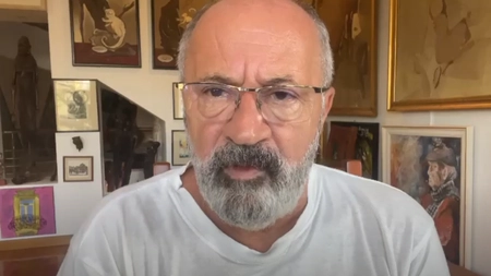 S-a sinucis cu foarfeca în gât?