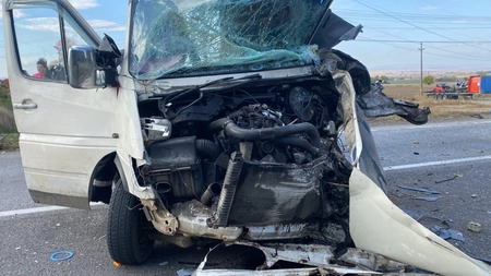 Accident rutier grav în comuna Mirosloveşti. Două persoane au fost rănite după ce o autoutilitară s-a izbit de un autoturism - EXCLUSIV, UPDATE, FOTO