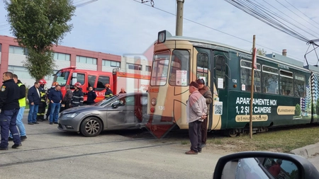 Accident rutier pe Calea Chișinăului. Un tramvai a izbit în plin un autoturism - EXCLUSIV, FOTO, VIDEO, UPDATE