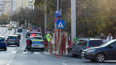 Accident rutier în CUG. Un autoturism a intrat într-un stâlp - EXCLUSIV, FOTO