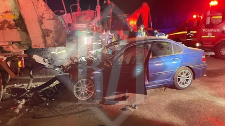 Tânărul care s-a înfipt azi noapte cu un BMW într-o basculantă la Iaşi a murit. Nici pasagerul nu este prea bine - UPDATE, VIDEO