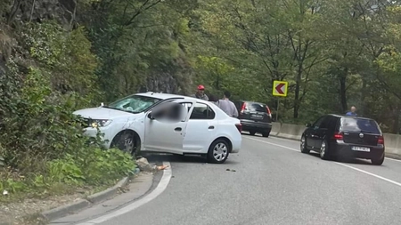 Un bărbat a murit pe loc după ce o stâncă a strivit o maşină aflată în mers, pe Defileul Jiului