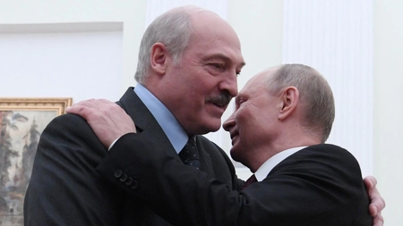 Putin a primit cadouri de ziua lui de la omologi: Lukașenko i-a oferit un tractor, Rahmon o piramidă din pepeni