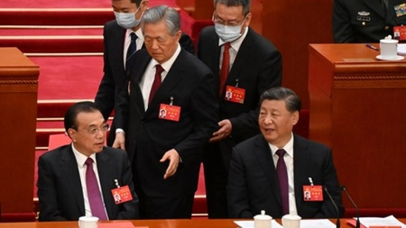 Surprize mari la Congresul Partidului Comunist Chinez: premierul a fost exclus din comitetul central, fostul președinte a fost escortat afară