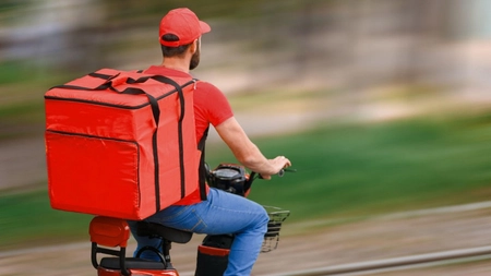 Un curier din București a avut parte de o surpriză neplăcută în timpul unei livrări. Ce a putut să pățească