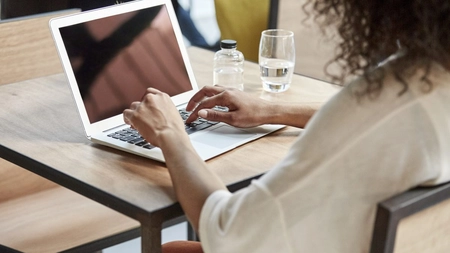 Ce a primit o clientă după ce a comandat un palton de 87 de euro de pe internet