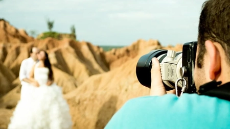 Răzbunarea unui fotograf a distrus pentru totdeauna nunta de vis a unui cuplu: a șters toate pozele făcute, după ce nu a fost lăsat să ia o pauză de masă