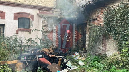 Incendiu la o anexă dezafectată din municipiul Iaşi. Pompierii au intervenit în forţă - EXCLUSIV, FOTO, VIDEO