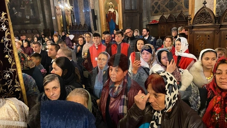 Câte persoane se află la coadă la racla cu moaștele Sfintei Cuvioase Parascheva