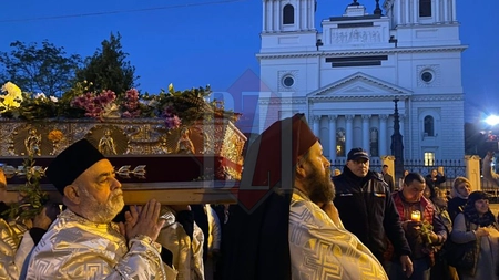 Racla cu moaştele Sf. Cuvioase Parascheva a fost scoasă din Mitropolia Moldovei şi Bucovinei. Urmează cel mai aşteptat pelerinaj la Iaşi - LIVE VIDEO, FOTO