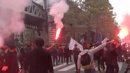 Proteste masive în centrul Parisului. Manifestanții au spart magazine și au incendiat obiecte