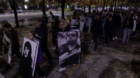 Şapte ani de la tragedia din club Colectiv. Zeci de oameni au aprins lumânări în memoria victimelor