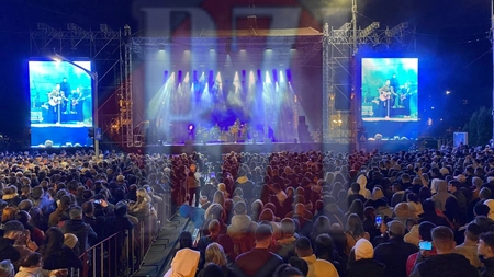 Mii de ieșeni participă la spectacolul omagial „Încoronarea Regelui 100”. Mai mulți artiști sunt prezenți la eveniment - GALERIE FOTO, LIVE VIDEO