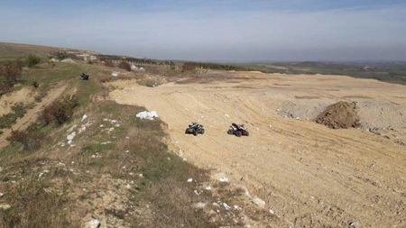 Tragedie în judeţul Cluj! Un bărbat de 30 de ani a căzut cu ATV-ul, de la 5 metri, într-o carieră de piatră