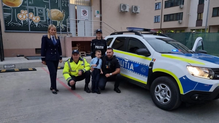 Robert, un copil de 5 ani din Valea Lupului, a fost vizitat de polițiști de ziua lui de naștere