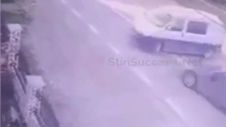 12 copii au rămas fără tată. Autoturismul în care se afla un bărbat în vârstă de 50 de ani a fost spulberat pe o şosea din judeţul Suceava - VIDEO
