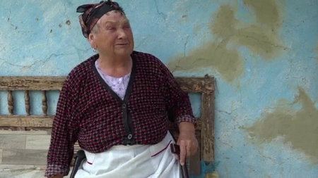 Maria Corciu, din comuna Deleni, trăiește într-un fost grajd care stă să se dărâme. Drama unei bătrâne abandonate în sărăcie