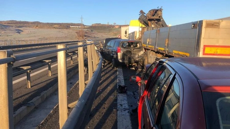 Carambol cu 13 autovehicule pe autostrada A3. Mai multe persoane sunt rănite - FOTO, VIDEO