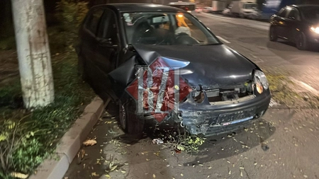 O șoferiță a pierdut controlul volanului și s-a răsturnat cu mașina pe Bulevardul Poitiers - EXCLUSIV, FOTO/VIDEO