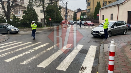 Accident rutier pe o stradă din municipiul Iaşi. O femeie a fost acroşată de un autoturism pe trecerea de pietoni - EXCLUSIV, FOTO