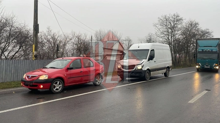 Accident rutier în Lunca Cetăţuii. Un microbuz a intrat în coliziune cu o Dacia Logan - EXCLUSIV, FOTO, UPDATE, VIDEO