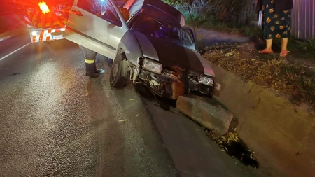 Accident rutier în Miroslava. Două persoane au rămas încarcerate după ce autoturismul în care se aflau a ajuns în şanţ - FOTO