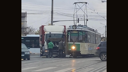 Accident rutier pe bulevardul Primăverii. O autoutilitară a intrat în coliziune cu un tramvai - EXCLUSIV