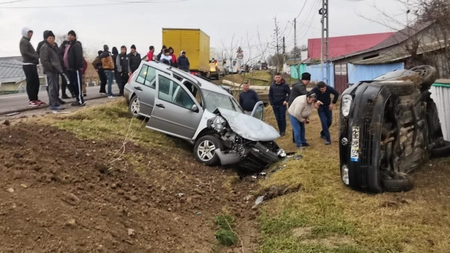 Accident rutier în Vaslui. Un șofer a acroșat un autoturism aflat în staționare pe marginea drumului - EXCLUSIV, FOTO