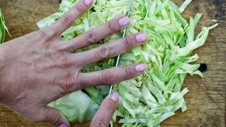 Un bărbat din Topoloveni a fost înjunghiat de soţie după ce a certat-o în timp ce toca varză. Culmea, femeia a fost plasată în arest la domiciliu