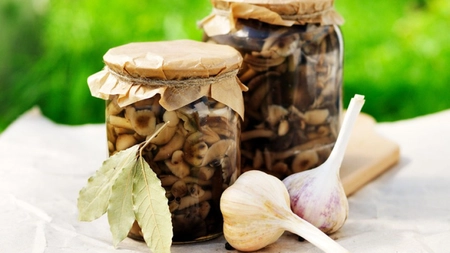 Ciuperci marinate la borcan pentru iarnă. Rețeta cu care vei obține un adevărat deliciu