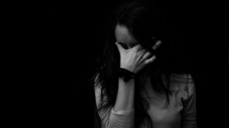 O femeie a fost găsită moartă în apartament de către polițiști. Nu mai ieșise din casă deloc după ce se despărțise de iubit