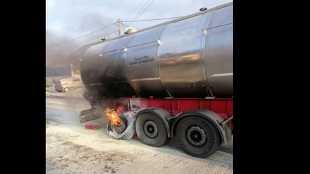 Incendiu în localitatea Chicerea. O autocisternă a luat foc. Pompierii au ajuns la fața locului - EXCLUSIV, FOTO