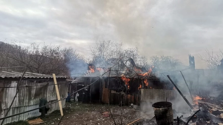 Incendiu la o casă din comuna Lespezi. Pompierii ieșeni intervin la faţa locului - EXCLUSIV, FOTO