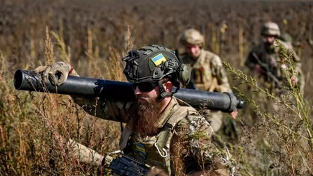 ​Atacurile cu rachete rusești au paralizat aproape jumătate din sistemul energetic al Ucrainei, iar autoritățile din capitala Kiev au avertizat că orașul s-ar putea confrunta cu o „oprire totală