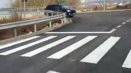 Dorel a lovit din nou! Trecere de pietoni care dă din parapet în groapă, la Suceava - VIDEO