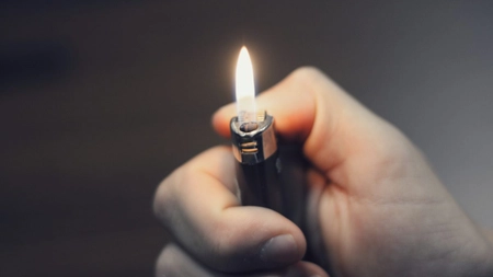 Un tânăr din Vaslui s-a autoincendiat. Echipajele de intervenție l-au găsit arzând ca o torță, în fața blocului în care lucra iubita lui