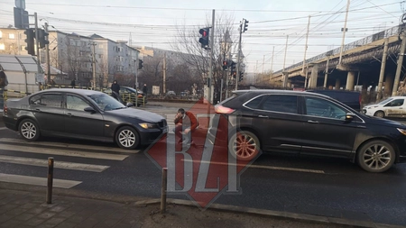 Accident rutier în zona pasajului Alexandru cel Bun. Tamponare între un BMW şi un Ford - EXCLUSIV, FOTO