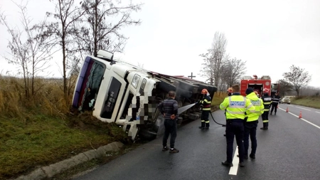 Accident rutier în comuna Butea. Un camion care transporta balast s-a răsturnat - EXCLUSIV, UPDATE, FOTO