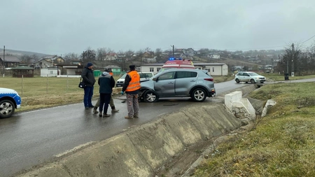 Accident rutier în Rediu. Un şofer a pierdut controlul autoturismului din cauza poleiului - EXCLUSIV, FOTO