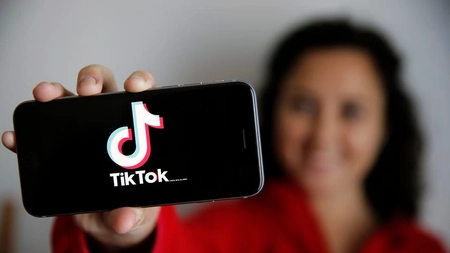 Aplicația chinezească TikTok nu va putea fi descărcată de bugetarii americani pe dispozitivele de serviciu. FBI: „Este un risc de securitate”