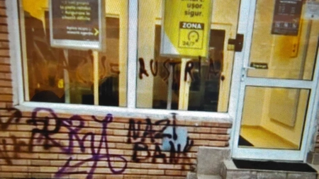 Sucursală Raiffeisen, vandalizată: „Nazi bank”. Poliția Română a început o anchetă