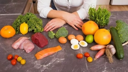Ce înseamnă deficit caloric? Cum să reduci eficient kilogramele în plus