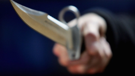 Un colindător a fost înjunghiat în seara de Crăciun. La plecare, gazda i-a înfipt un cuțit în spate