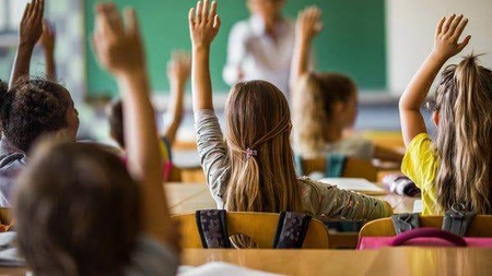 Propuneri controversate la Ministerul Educaţiei: elevii să fie scoşi în faţa clasei şi certaţi de profesori dacă nu respectă legile. Uniforma școlară, în atenţia ministrului