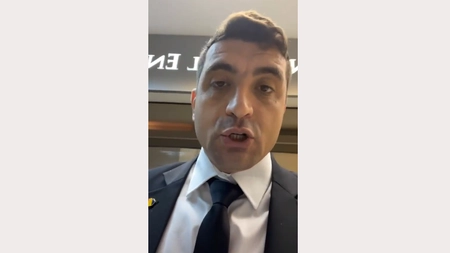 Zeci de jandarmi mobilizaţi în faţa Ministerului Energiei pentru a-l scoate afară pe George Simion. Liderul AUR voia doar să fie prezent la conferința de presă a lui Virgil Popescu - VIDEO